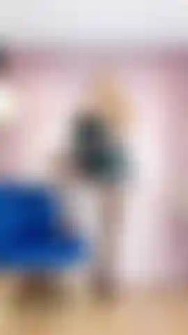 💦Rotes licht grünes licht, ich sage alles....Auf die knie, denn ich besitze und kontrolliere deinen schwanz. Wichsen und masturbieren deinen schwanz für mich. Hör auf meine anweisungen. Grünes licht – streich deinen schwanz...Rotes licht – hände weg und lass deinen schwanz für mich tropfen und sabbern. Ich will, dass diese eier voll sind und dein penis tropft und darauf brennt zu kommen! Ich zähle dich runter, du dreckiger wichser, damit du deine ladung auf den boden spritzen kannst. Bekleidete frau.
