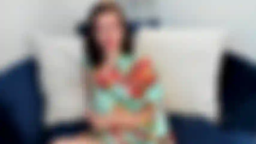 Freche mitbewohnerin wettet, dass du sie mit ihrem saft nicht