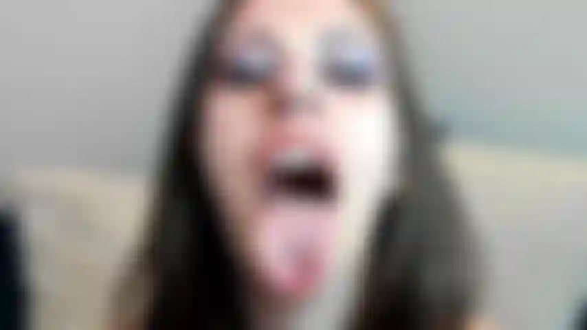 Die zunge rausstreckt und auf dein sperma wartet.