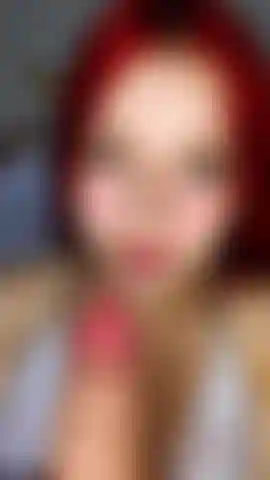 Ein heißer teenager lutscht deinen schwanz so gut.