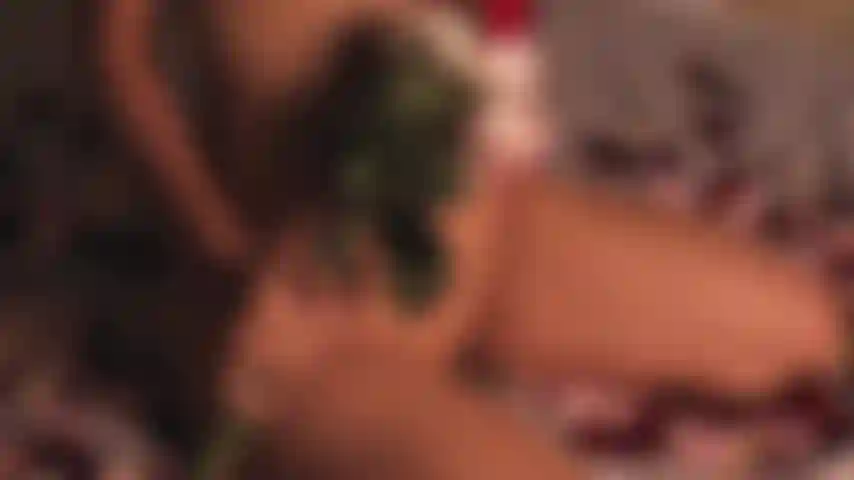 Bestäube meine köstliche blume mit deinem pollen und lasse ihn in mir, bis du fertig bist.