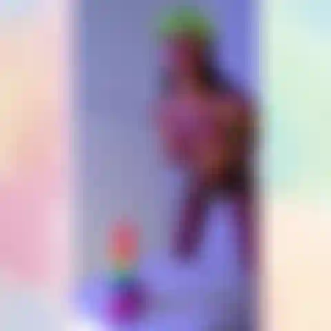 Elizabeth, die spritzt.