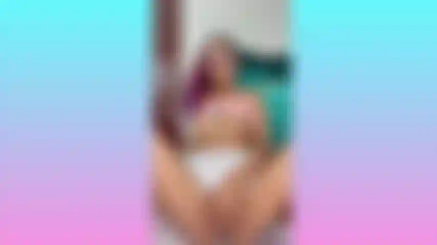 Ich liebe es, wenn eis auf meine titten tropft. Willst du das sehen?