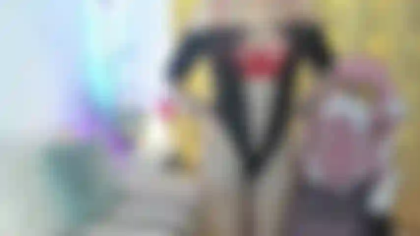 Die ihre behaarte muschi mit ihren fingern verwöhnt.