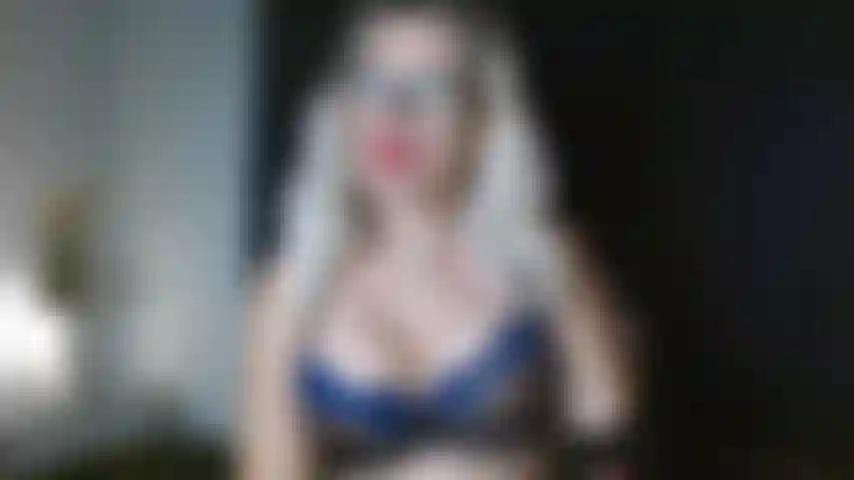 Habe eine feuchte muschi und einen dildo in meinem arsch.