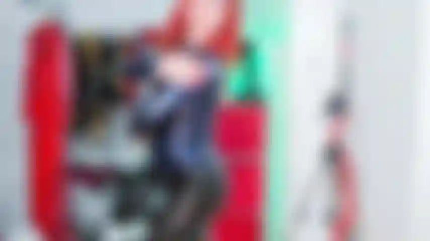 Reite einen dildo in latex-leggings und einer lila latexjacke mit viel öl auf meinem perfekten körper.