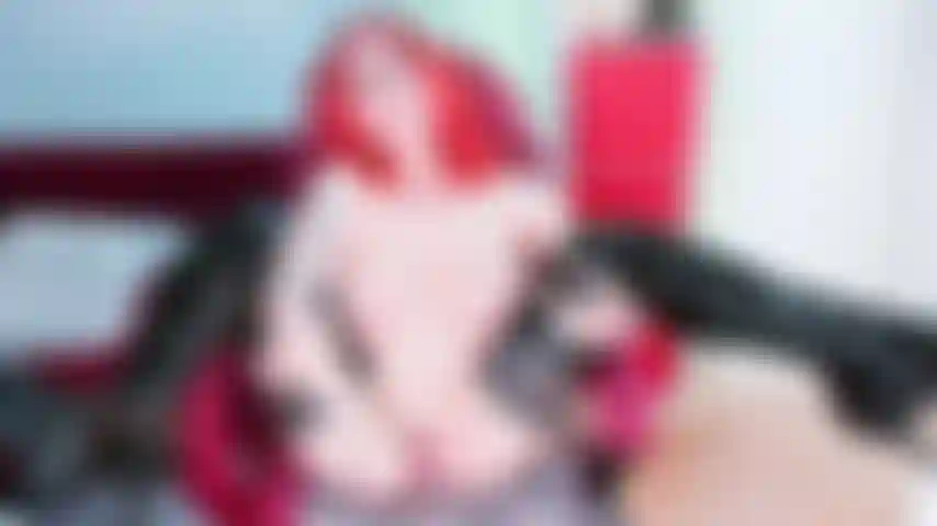 Multi-squirt ... Völlig nackt, nur glänzende overknee-stiefel an ...