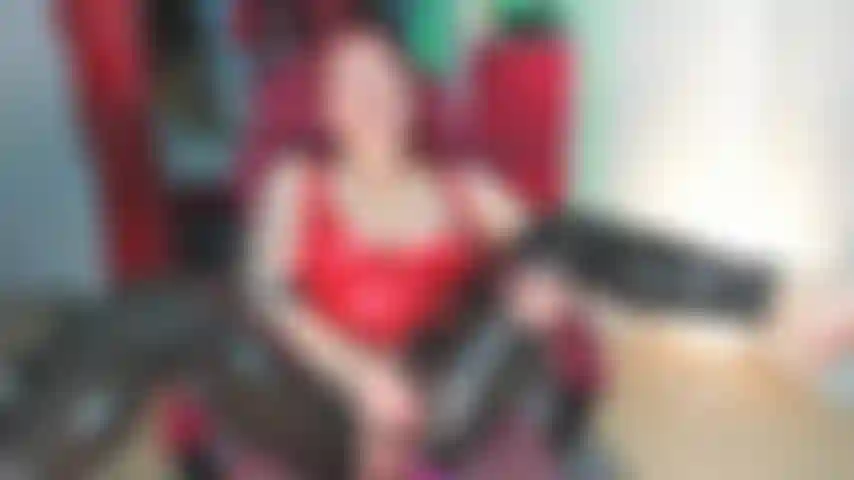 Riesiger squirt in schwarzen latex-leggings und rotem latex-top.