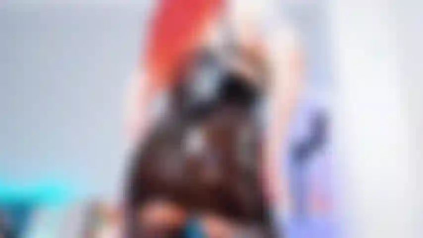 Halbtransparenter latex-rückenrock asmr.