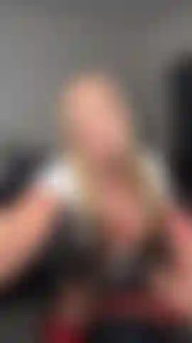 Eine ungezogene sekretärin im kostüm, blase und ficke mich selbst.