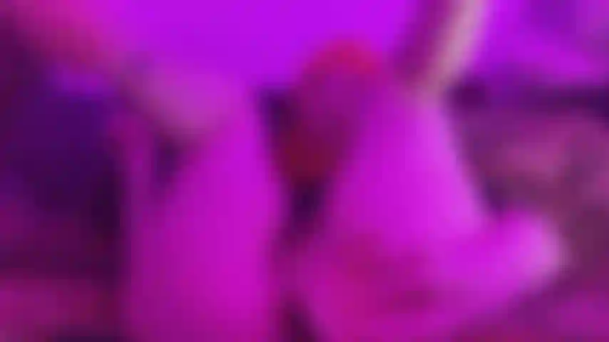 Ficke die muschi mit dem dildo auf dem sofa eines freundes.