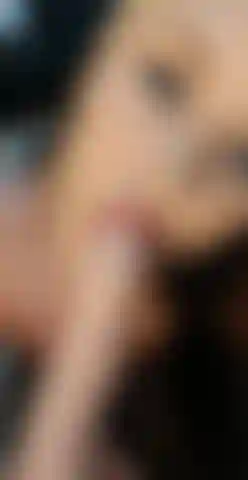 Lecke deine eier und führe einen großen weißen dildo tief in die kehle.