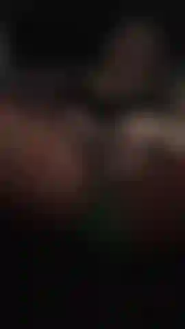 Die sich selbst streichelt.