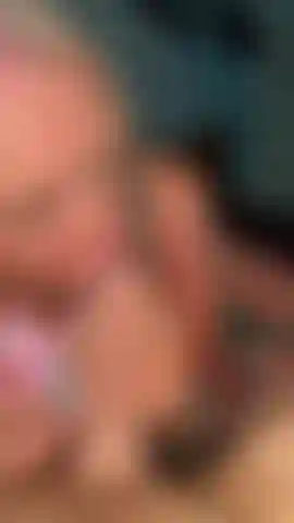 Wahl zwischen dem saugen an einem erdbeer-vape oder einem glatten schwanz.