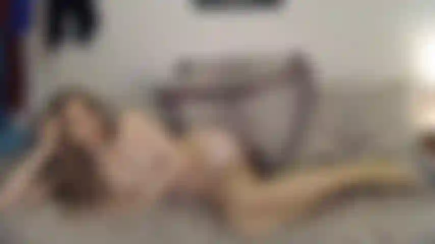 Emmy strümpfe und heels fotze spielen.