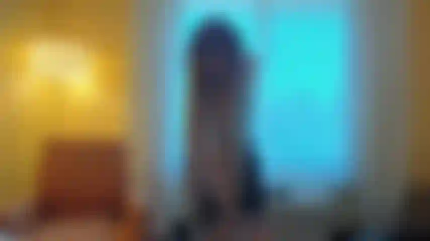 Sich in meinem hotelzimmer auszieht und meinen körper streichelt.
