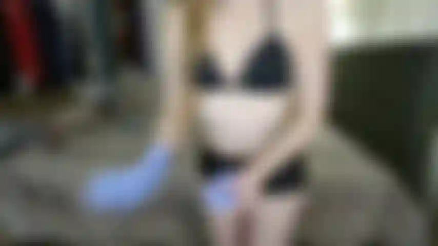 Glänzende schwarze shorts, lila untersuchungshandschuhe und behaarte achseln (nicht nackt).