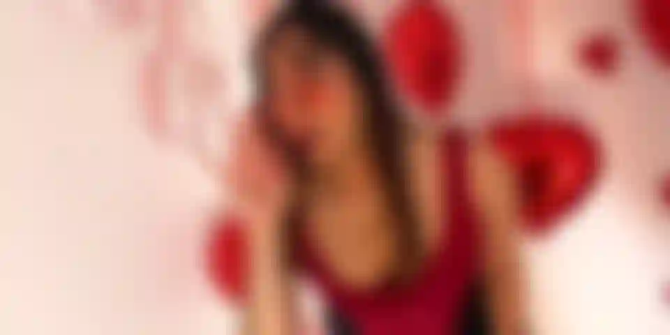 Lateinisches mädchen ist bereit, den valentinstag auf die beste weise zu empfangen, ein geschenk für dich von ihrem cosplay-mädchen, wir sehen uns bald......