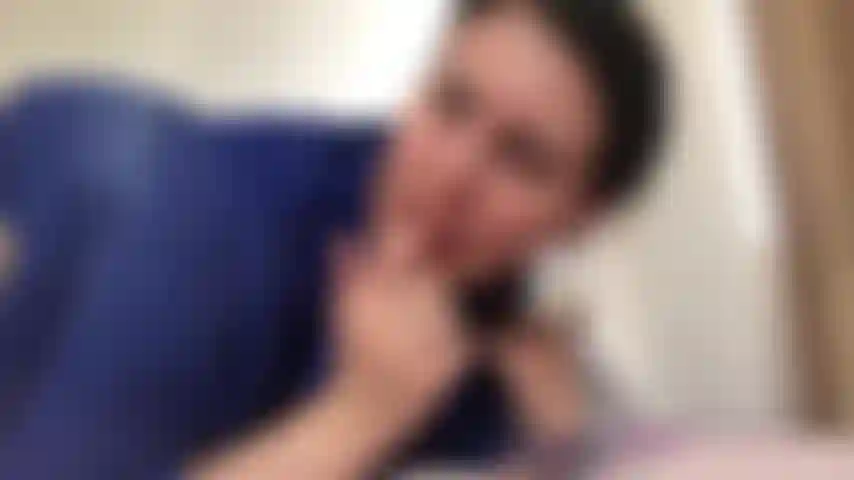 Ich stecke mein lieblings-vibrationsspielzeug in meine nasse muschi hinein und wieder heraus, ficke sie mit einem dildo und bin beim fingern meiner muschi zweimal gekommen.