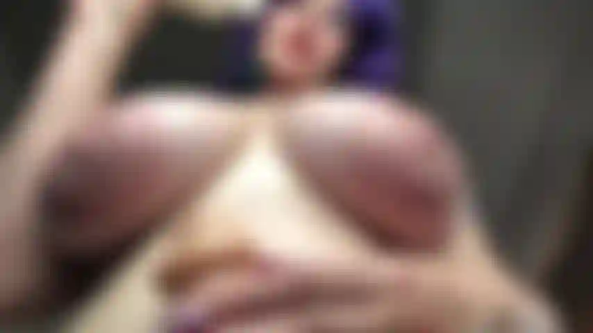 Öliger handjob unter meinen natürlichen brüsten und reibedildo über meine großen, blassen brustwarzen.