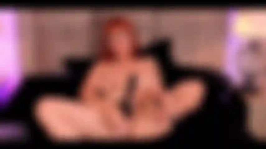 Wenn ich geil werde, gibt es kein zurück mehr ... Mein dildo weiß es, und du wirst es sehen. Meine bewegungen, mein stöhnen, mein spritzen ... Alles ist echt, alles ist für dich. Mach dich bereit, mit mir nass zu werden.