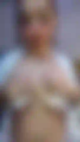 Mehl auf meinen leckeren titten.