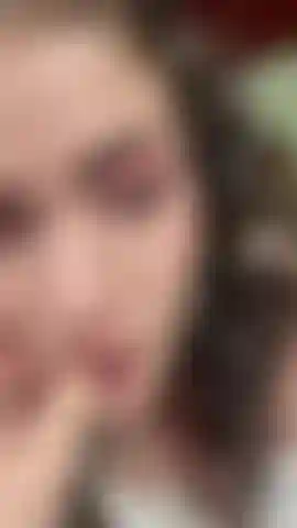 Eine schicke freundin versucht, ihren mann zu verführen und lässt ihn in ihr hübsches gesicht spritzen!