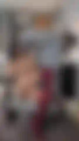 Dieser stuhl ist sehr bequem. Meine muschi fühlt sich feucht an.