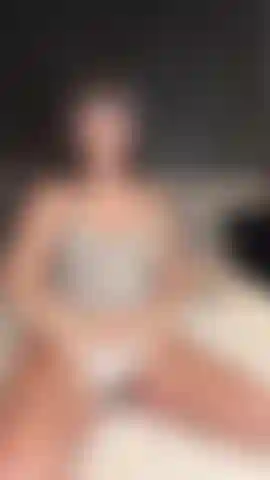 Die in meinen süßen socken und meinem weißen tanga neckisch bis auf meine kecken titten strippt.