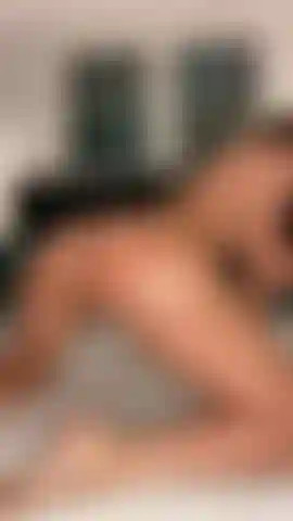 Nackter twerk mit babyöl.