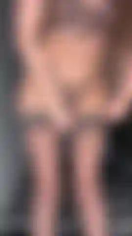 Probiere meine neue unterwäsche und strümpfe an.