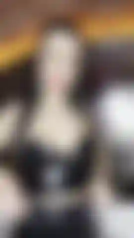 Göttin emily latex asmr, ganz nass in der badewanne.