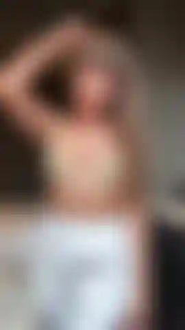 Die in meinem bralette und meinen jogginghosen neckisch aussieht und sich bis auf meine kecken titten auszieht.