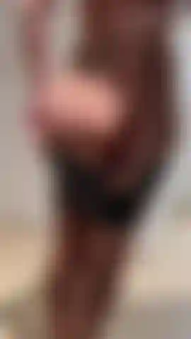 Meinen hintern in meinen engen latexrock zu quetschen.