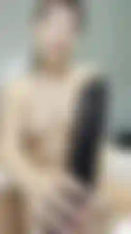 Oben ohne, schlampiger blowjob mit einem 9-zoll-dildo, bei dem ich ganz vollgesabbert und gespuckt werde.