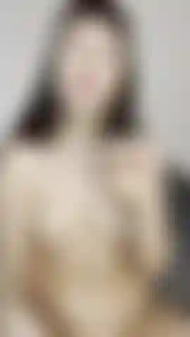 Die freche emily und spuckt auf ihren buttplug.