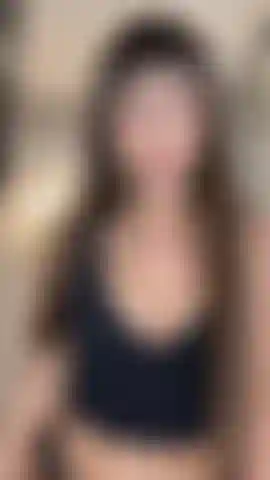 Die sich in meinem lycra-top und tanga neckisch bis auf meine kecken titten auszieht.