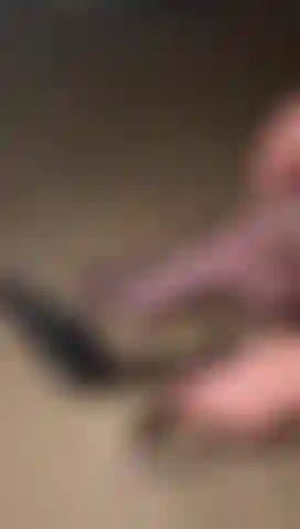 Füße in nylons, ziehe meine high heels an.