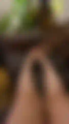 Verehre meine perfekten füße mit leuchtend roten zehen.