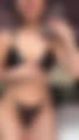 Öle meine bauchmuskeln, meinen hintern und meinen wetlook-bh ein