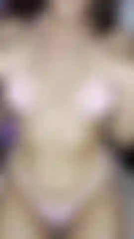 Striptease und twerking im pink-bikini.