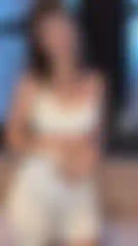 Necke und ziehe mich in meiner sportkleidung aus.