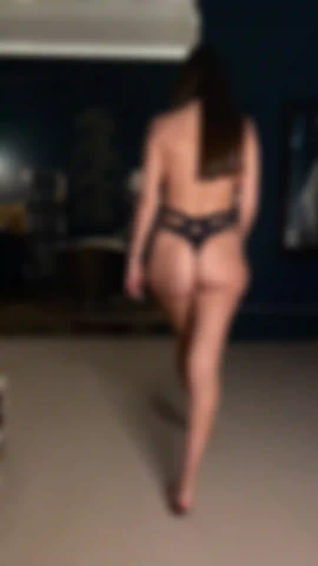 Und gehe in zeitlupe in meinem tanga.