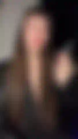 Die göttin emily, eine heiße frau in leder und spitze mit roten lippen.