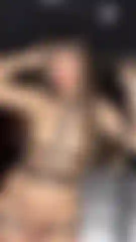 Nackt und neckisch in meinem ledergeschirr.