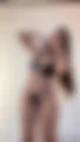 Probiere mein latex-outfit an.