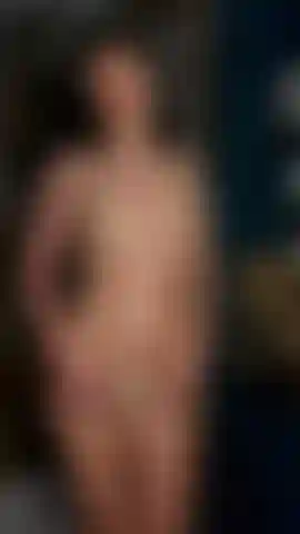 Sich mit babyöl und strass-dessous verwöhnt.