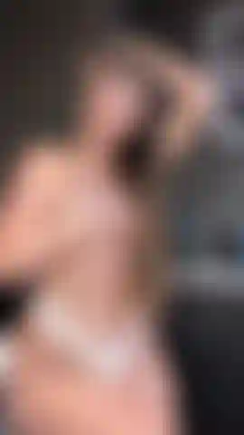 Die in meinem weißen spitzenstring neckisch aussieht.