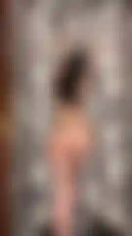 Nackt und neckisch unter der dusche in zeitlupe.