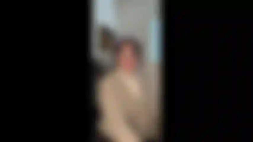 Der chef nutzt die situation einer angestellten mit einem freund aus (rollenspiel).